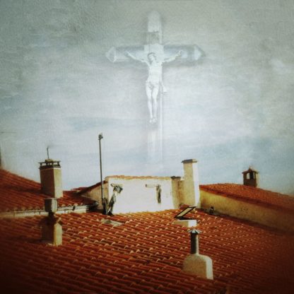Im milchigen Himmel über flachen Pultdächern und Schloten mediterraner Bauart schmiegt sich sanft ein Jesuskreuz. Bildmontage.