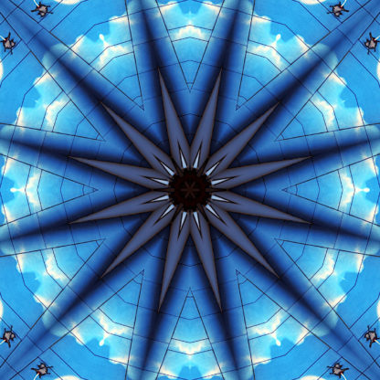 Sehr spitzer Stern mit zwölf langen Zacken auf blauem Hintergrund