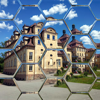 In Waben mit Glasbausteineffekt zerlegtes barockes Gebäude vor blauem Himmel
