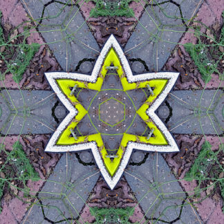 Kaleidoskopischer Stern mit sechs nach außen aufgebauchten rundlichen Zacken vor Kaleidsokop-Hintergrund