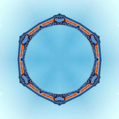 Strukturierter, rötlicher Ring mit bläulichen Eckpunkten, der im Innern rund ist und außen zu einem Sechseck tendiert auf hellblauem Hintergrund.