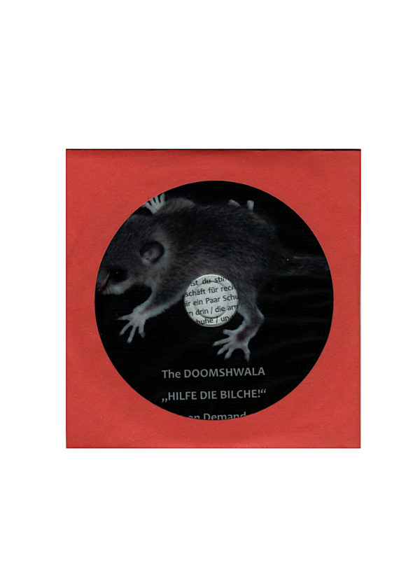 Dunkle CD in rotem Papier auf weißem Buchseitenhintergrund. Motiv ist ein Bilch, ein Siebenschläfer in der Draufsicht. Ein Maus ähnliches Tier mit Knopfaugen und langen Zehen. Titelschrift Doomshwalla