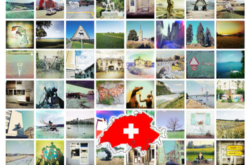 Poster mit vielen kleinen quadratischen Bildern, die Landschaften, Straßen und Strukturen zeigen. Im Zentrum eine Karte der Schweiz, die den Umriss des Landes als unscharfe weiße Kontur zeigt und die Kontur der Reiseroute entlang dieser Linie als rote Fläche mit weißem Kreuz.