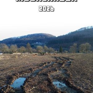 Eine breite Fahspur achlängelt sich auf einem gerohdeten Feld in einer leichten rechts-links-Linie. Im Vordergrund sind Pfützen in der Fahrspur. Die Spur führt auf eine ferne Baumreihe zu, die sich vor einer mittelgebirgischen Hügelkette befinden. Im oberen Bildteil ist der Kalendertitel Moorlander 2026 zentriert auf nach weiß ausblendendem Hintergrund zu lesen.