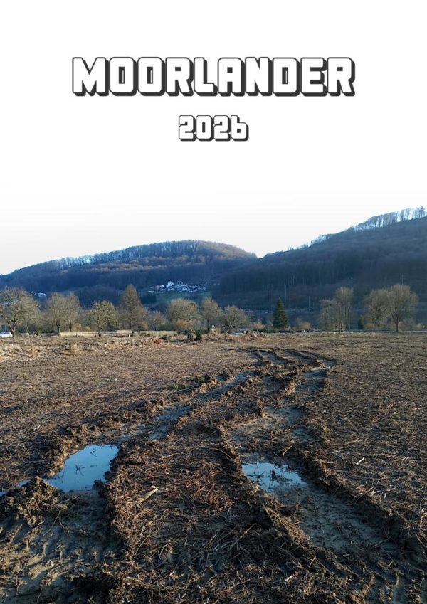Eine breite Fahspur achlängelt sich auf einem gerohdeten Feld in einer leichten rechts-links-Linie. Im Vordergrund sind Pfützen in der Fahrspur. Die Spur führt auf eine ferne Baumreihe zu, die sich vor einer mittelgebirgischen Hügelkette befinden. Im oberen Bildteil ist der Kalendertitel Moorlander 2026 zentriert auf nach weiß ausblendendem Hintergrund zu lesen.