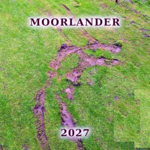 Eine zackige Spur zieht sich braun auf grünem kurzem Gras durchs Bild. Titel Moorlander und Zahl 2027 sind mit weißer Unschärfe vom Hintergrund abgegrenzt.