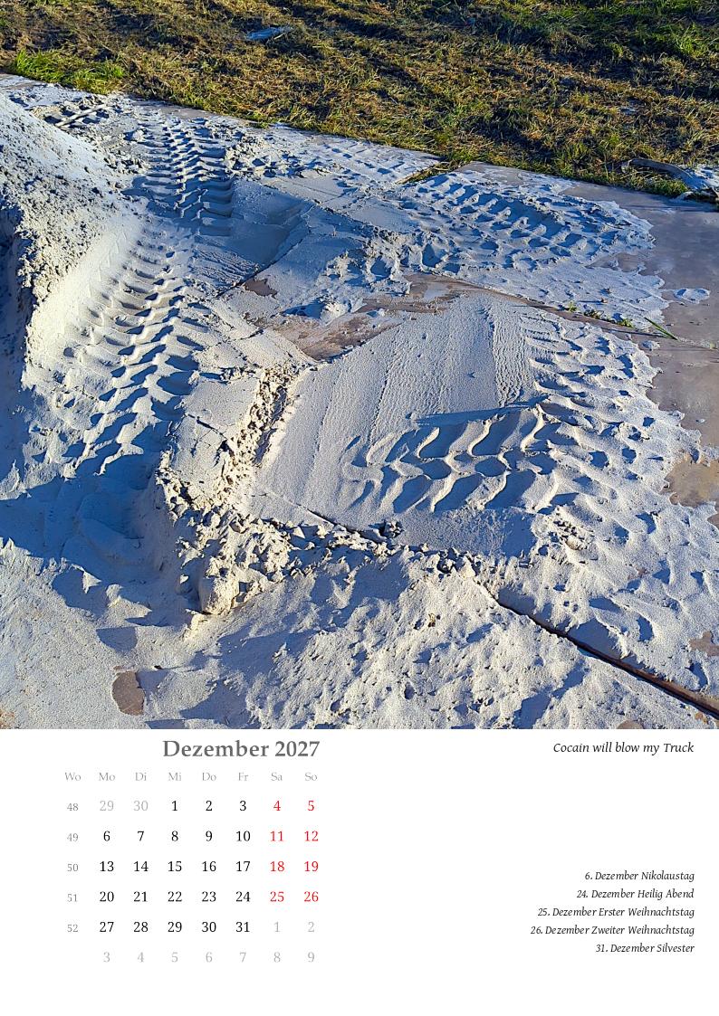 Feiner weißer Sand liegt am Rand einer Wiese auf eigens unterlegten Baustahlplatten. Darin die Spur eines Radladers.